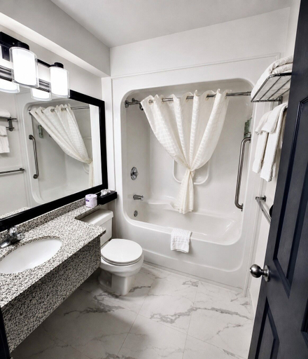 Bathroom 4, Best Western Kincardine, Bruce