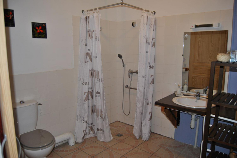Bathroom 3, L'Auberge La Source de Peyssou, Dordogne