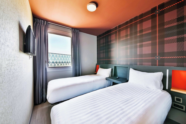 Bedroom 3, easyHotel Paris Charles de Gaulle, Seine-Saint-Denis