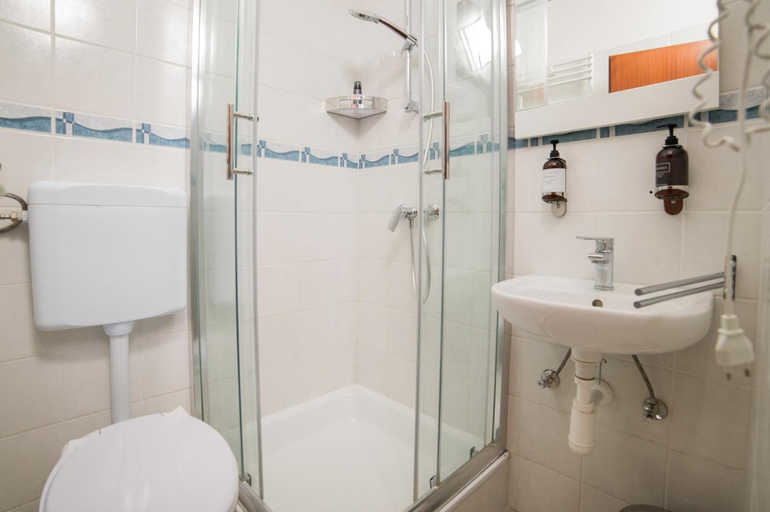 Bathroom, Black Pearl Tisno, Tisno