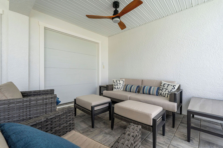 Living area 5, A Wave From it All, Lee