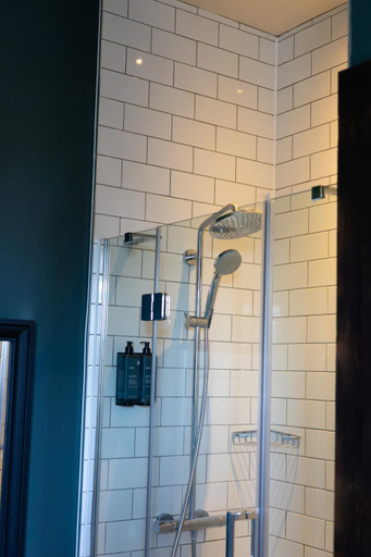Bathroom 4, Hind s Head, West Berkshire