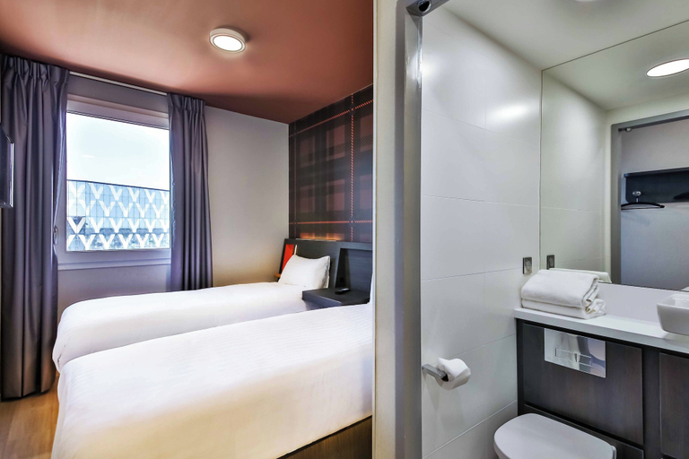 Bedroom 3, easyHotel Paris Charles de Gaulle, Seine-Saint-Denis