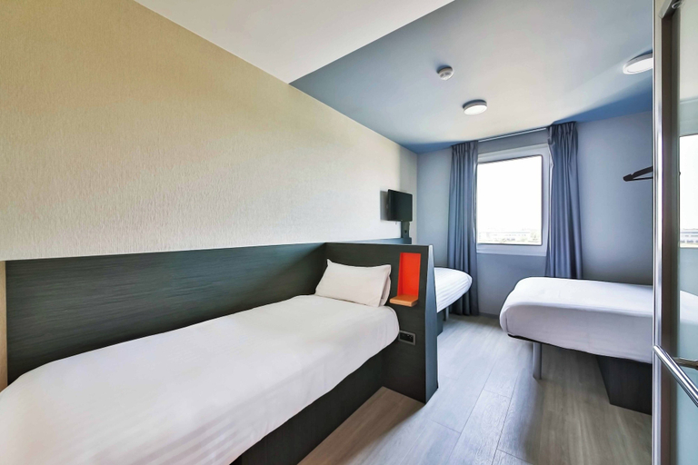 Bedroom 3, easyHotel Paris Charles de Gaulle, Seine-Saint-Denis