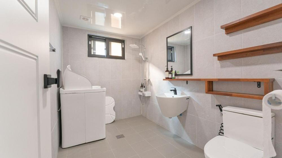 Bathroom 4, Anmyeondo gaesta pension, Taean