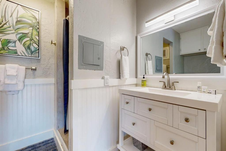 Bathroom, Prince Kuhio 323, Kauai