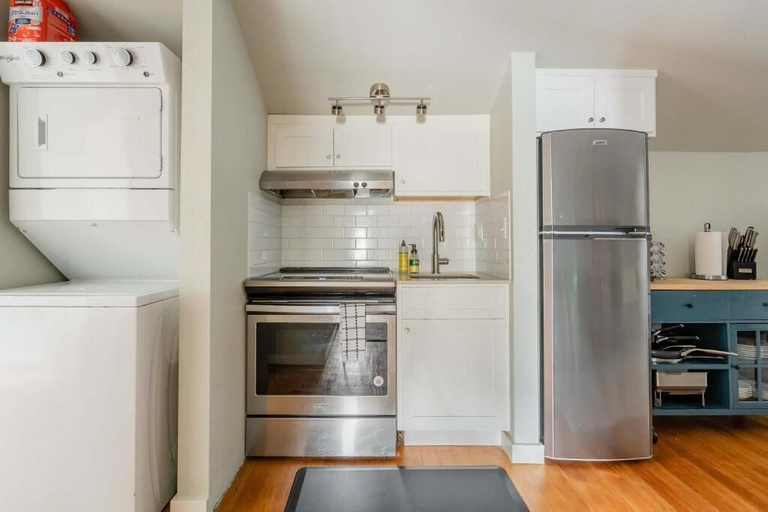 Private kitchen 2, The Veranda by Stay Portland - Kerns, Multnomah