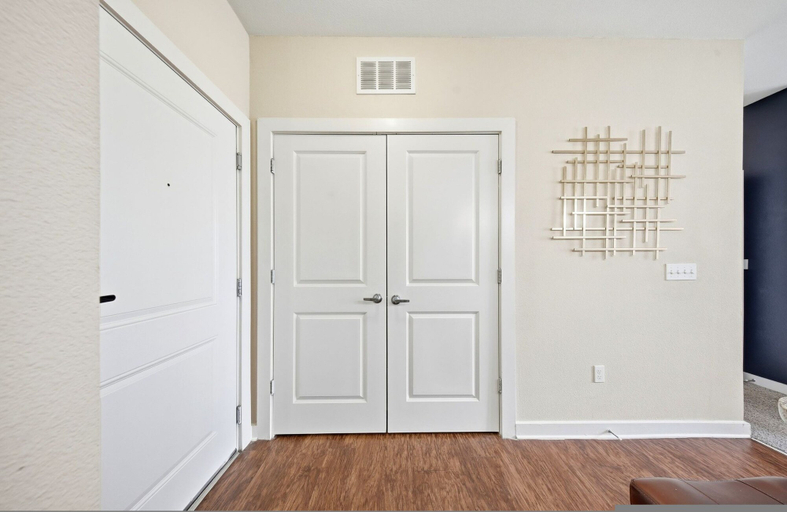 Room 4, Modern 2BR w Pool Pet-friendly Unit 21, Hillsborough