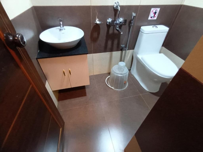 Bathroom 4, MAJESTIC INN, Thiruvananthapuram