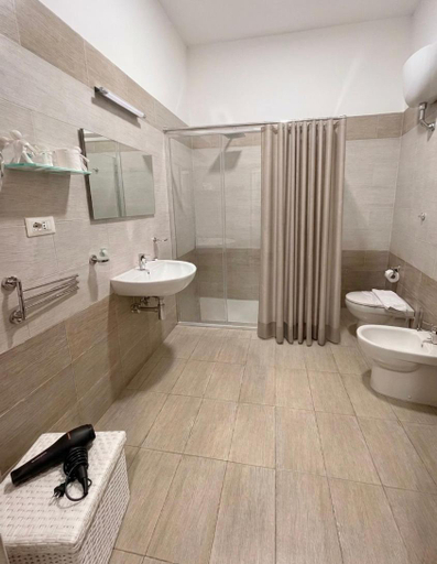 Bathroom 3, Rianna House, Napoli