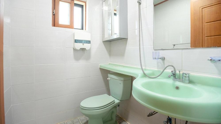 Bathroom 3, Kkotjipureunsol Pension, Taean