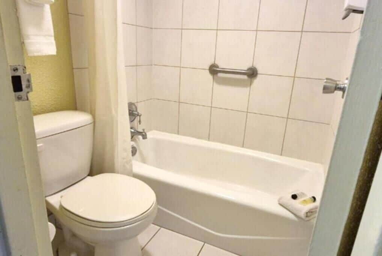 Bathroom 3, Suite Dreams Hotel, Coles