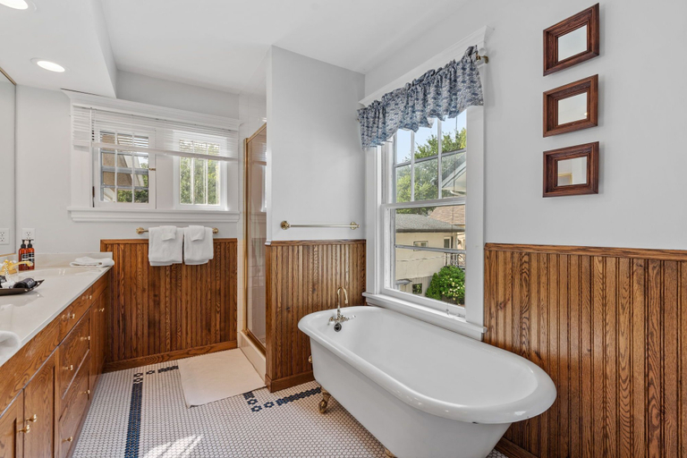 Bathroom 4, Harriet House, Hennepin