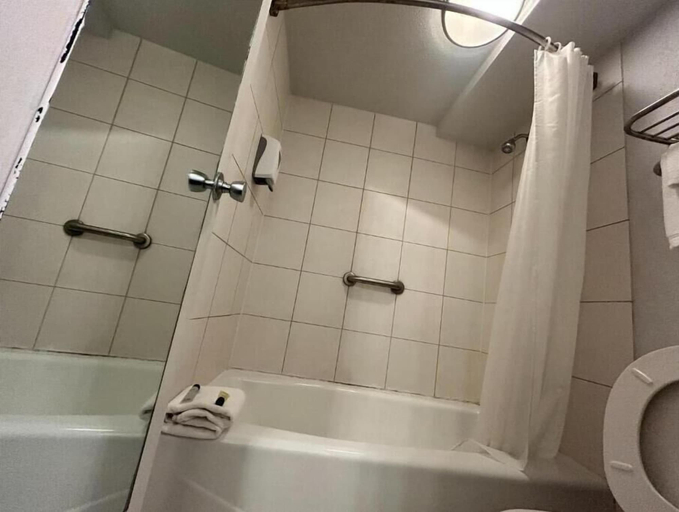 Bathroom 4, Suite Dreams Hotel, Coles
