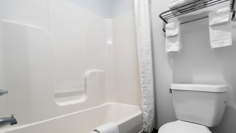 Bathroom 4, Belmont Inn and Suites Tatum, Rusk