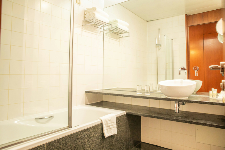 Bathroom 4, VIP Executive Arts Hotel, Lisbon