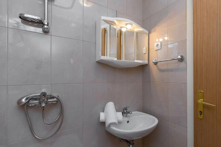 Bathroom 2, Apartments and Room Tattoo, Makarska