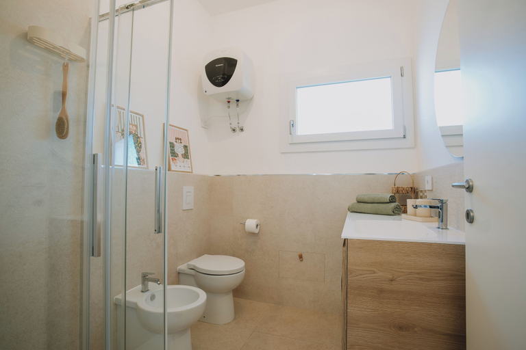 Bathroom 3, Gaiè Apartments, Carbonia-Iglesias