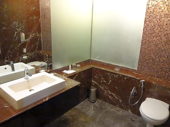 Bathroom 3, Ramada by Wyndham Powai Hotel & Convention Centre, Mumbai Suburban