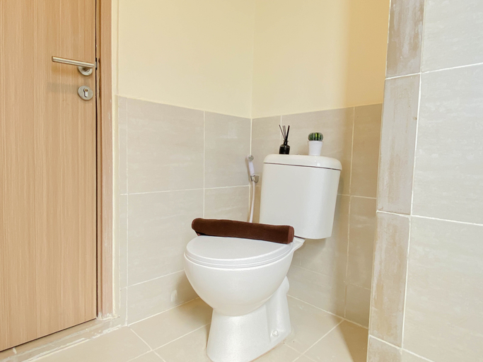 Bathroom 2, Spacious Modern 3BR at Apartment Meikarta By Travelio, Cikarang