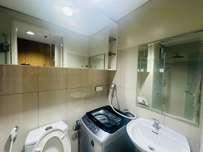 Bathroom 4, Ritzy Pasay Getaway - Entire Apartment for Rent, Pasay City