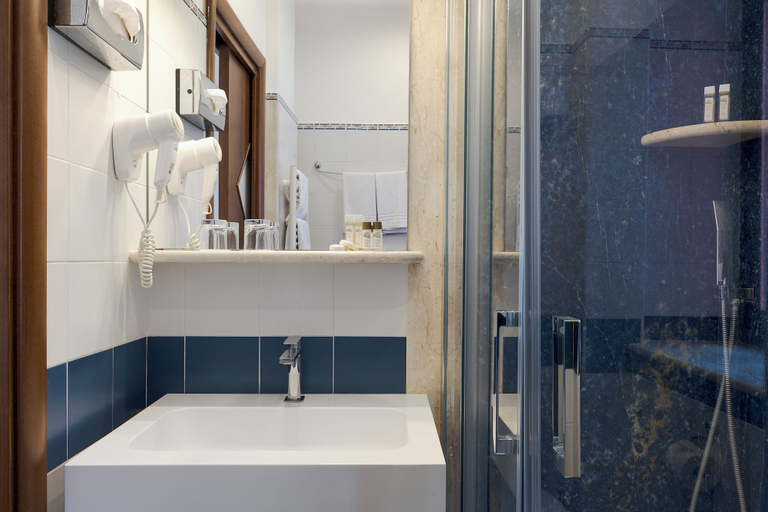 Bathroom 4, Hotel La Pensione Svizzera, Messina