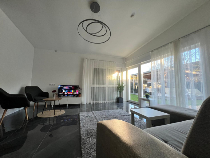 Others 3, Quiet Courtyard Apartment - Easy Parking & Quick Bus to City Center, Düsseldorf