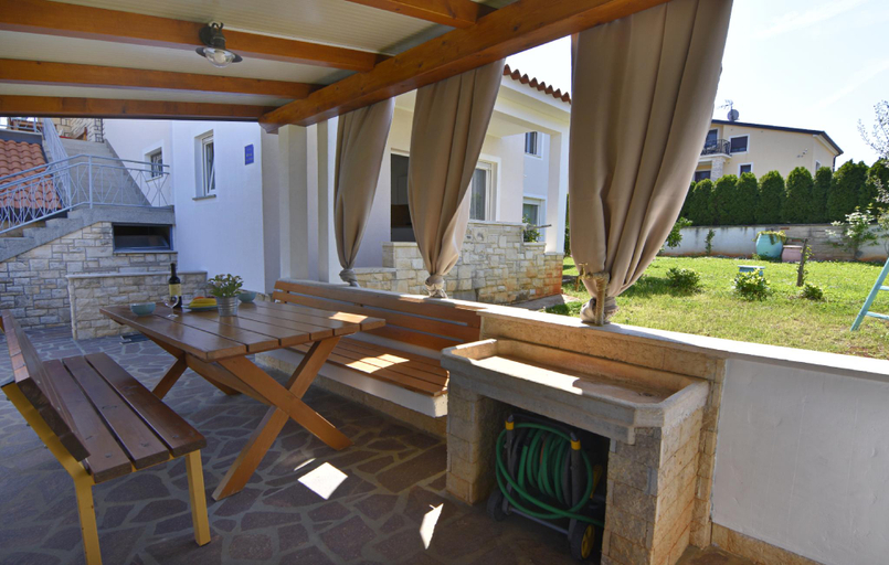 4, Apartment with garden and BBQ area, Umag
