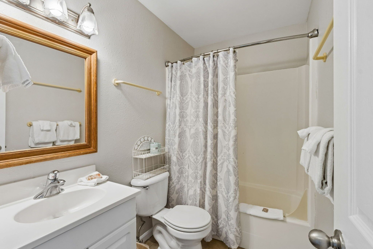 Bathroom 4, Relaxed Atmosphere in S Fletcher Duplex by RedAwning, Nassau