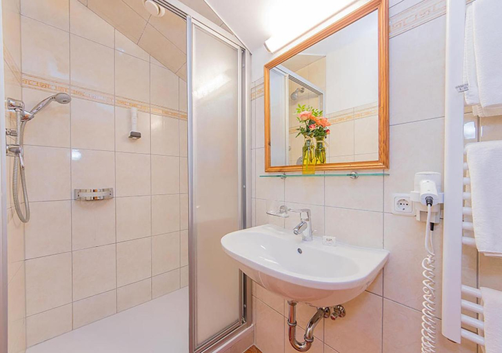 Bathroom 3, Hotel - Pension Otzmooshof, Sankt Johann im Pongau