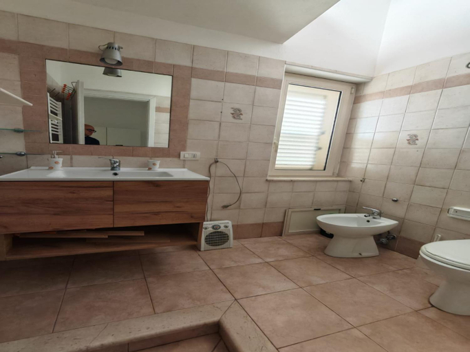 Bathroom 5, Gullo Capo Vaticano, Vibo Valentia