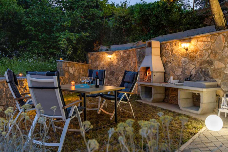 BBQ/picnic area, Villa Ancora - Merope Apt /w Jacuzzi & Terrace, Mali Lošinj