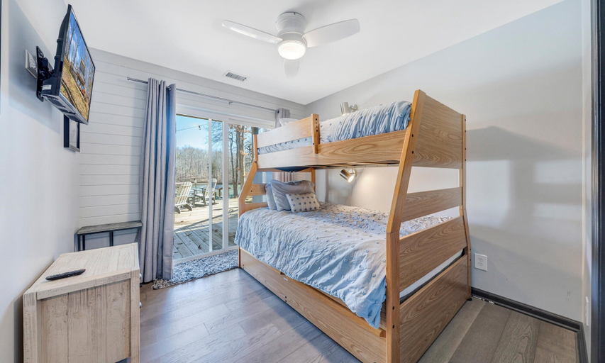 Bedroom 2, Chez At At - Lake Front & Private Dock, Bedford
