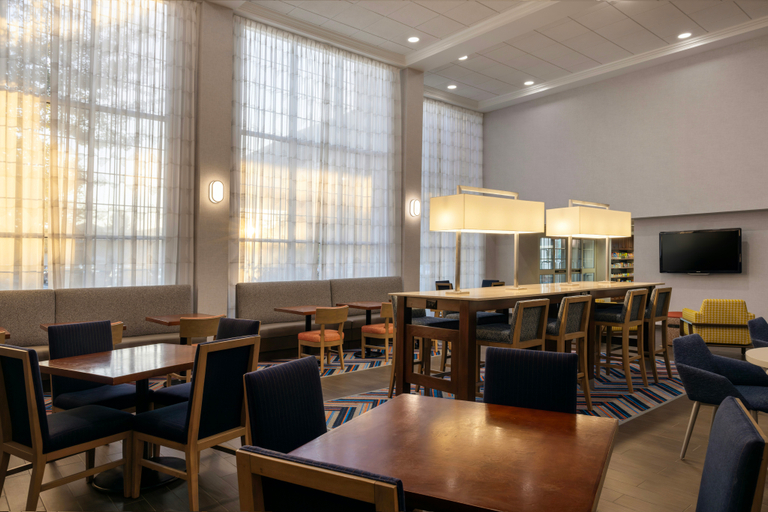Food & Drinks 5, Hampton Inn & Suites State College at Williamsburg Square, Centre