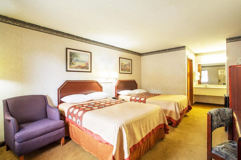 Bedroom 2, Griffin Inn & Suites, Spalding
