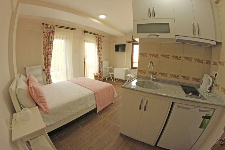Bedroom 4, Ede Apart Hotel, Ezine