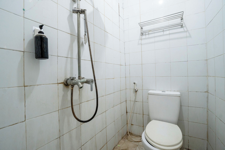 Bathroom 2, Hotel Tobana Pejaten House by ARBA, Jakarta Selatan