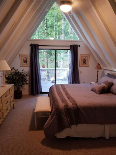 Room 5, Cardinals Nest Smith Mountain Lake, Bedford
