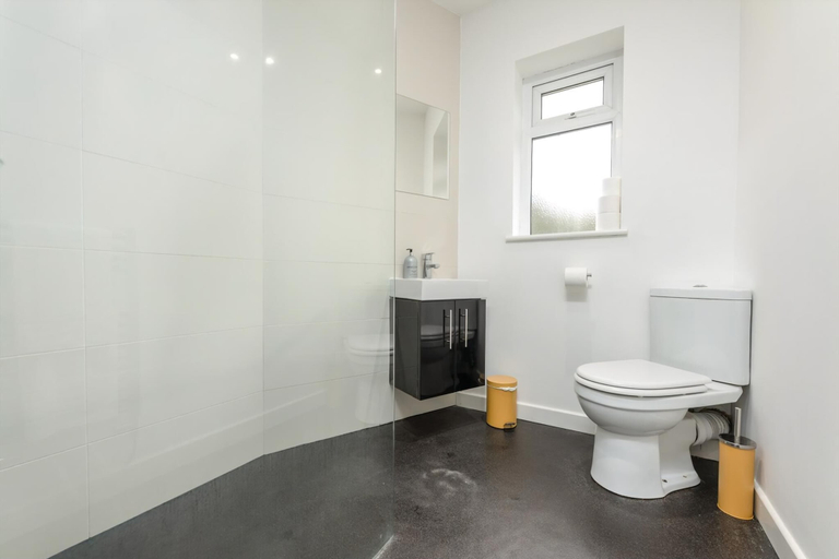 Bathroom 3, 2 Bed House Close to Cardiff City Centre, Cardiff