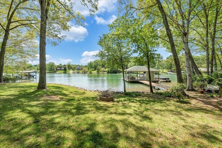 Lake 2, Lake Grace - Lakefront, Private Dock & Hot Tub, Bedford