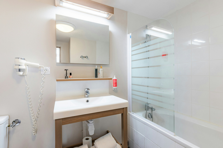 Bathroom 3, Appart'City Confort Reims Centre, Marne