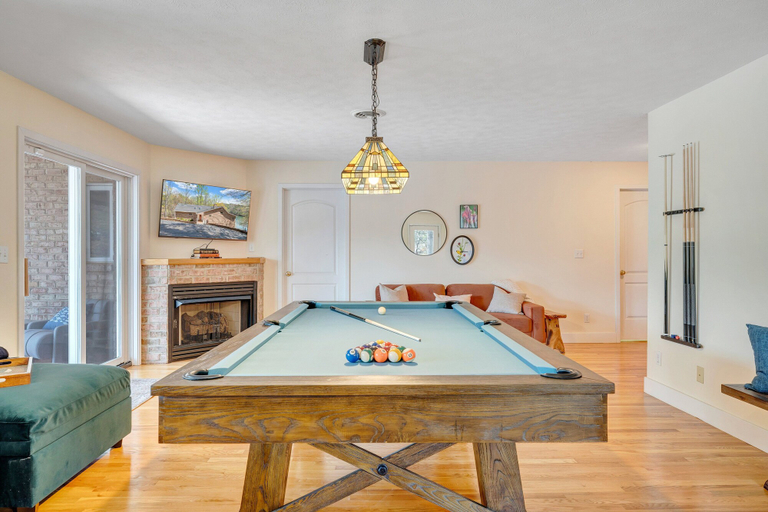 Living area 5, Heron's Cove - Pet Friendly, Private Dock!, Bedford