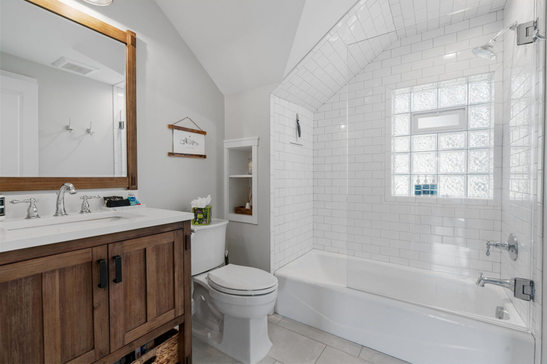 Bathroom 3, Chaska Charmer, Carver