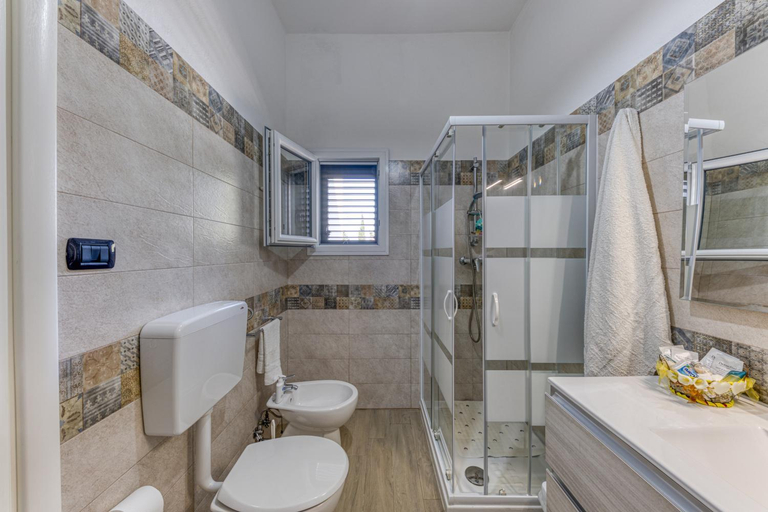 Bathroom 3, Villa Elena, Lecce