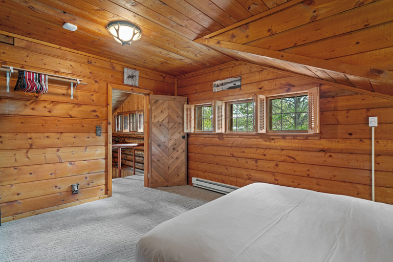 Room 5, The Moose Bunkhouse, Gallatin