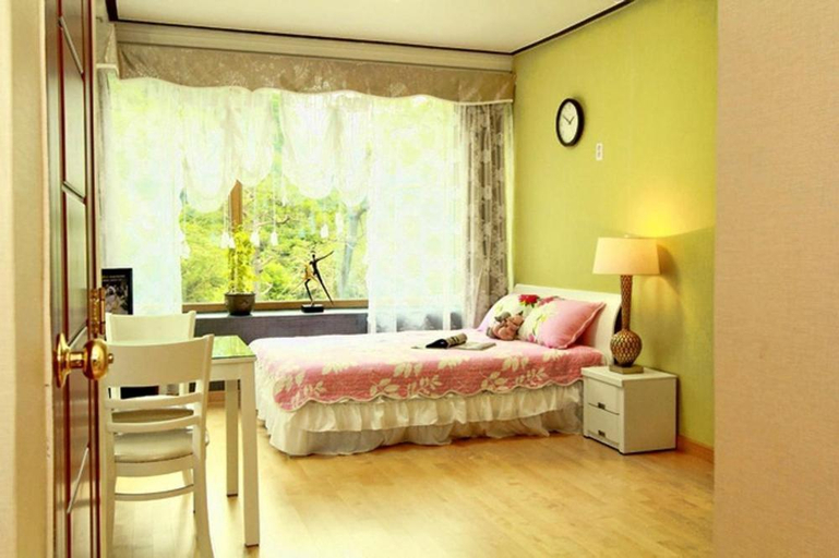 Bedroom 2, Yangpyeong Sanneomeo Pension, Yangpyeong