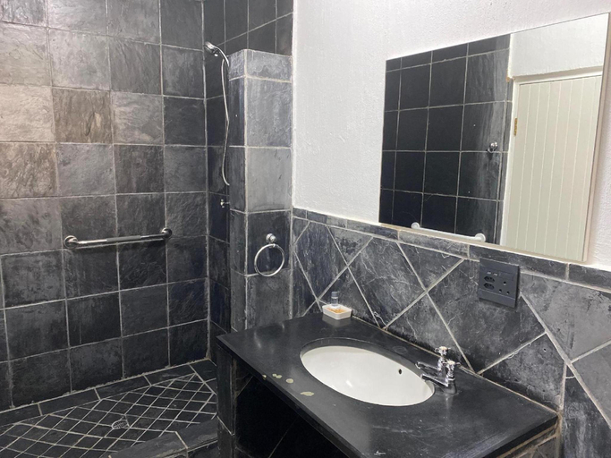Bathroom 4, Black Horse Brewery, Restaurant & Accommodation, West Rand
