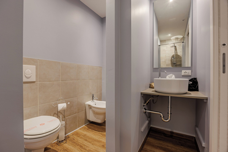 Bathroom 5, Hotel Maximilian, Verona