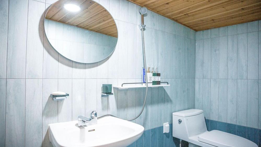 Bathroom 3, Jeonju Hanok Maeul Sukbak Byeolbit Goong, Jeonju