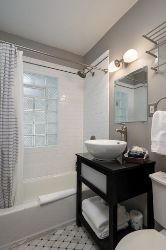 Property amenity 5, Shoreline Villa, Hennepin